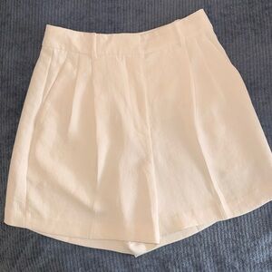 Aritzia The Effortless Short Size 6 – Light Birch